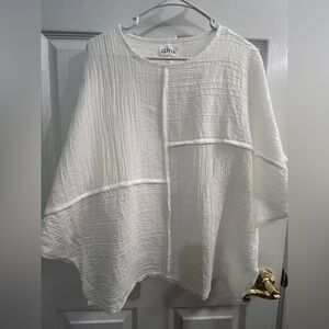 NWOT CLIVIA White Textured Women's Tunic Relaxed Blouse